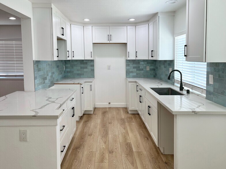 Building Photo - 843 Rimrock Cir