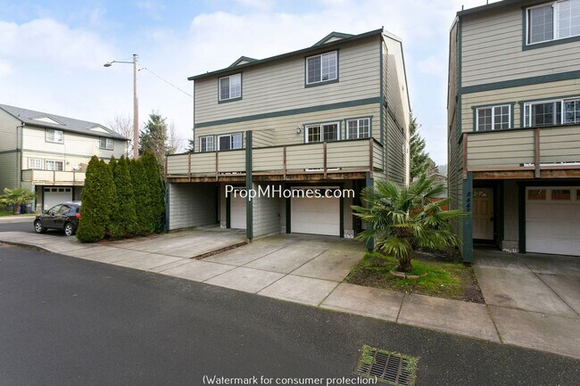 Primary Photo - Comfortable 3-Story Townhome in Powellhurs...
