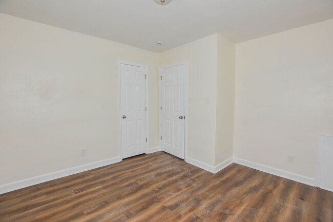 Building Photo - 936-938 Schumann Dr