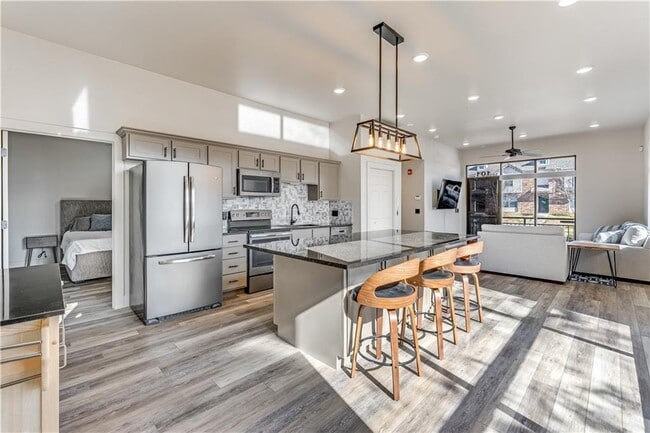 Building Photo - 1723 N Chestnut Ave