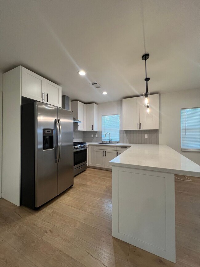 Building Photo - 8007-8009 HILL DR.