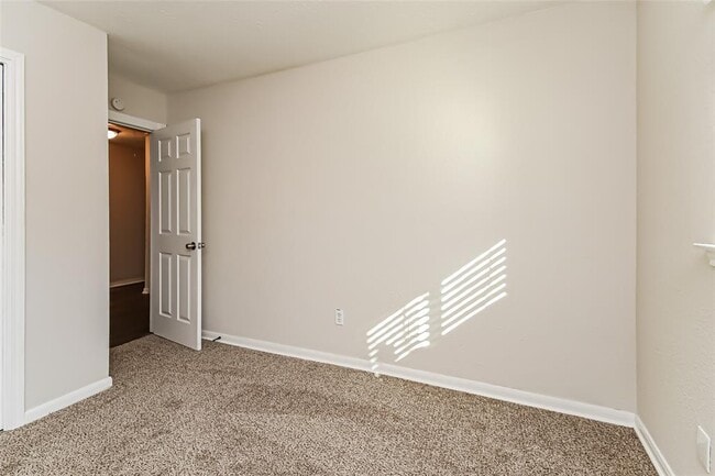 Building Photo - 8610 Greenleaf Lake Dr