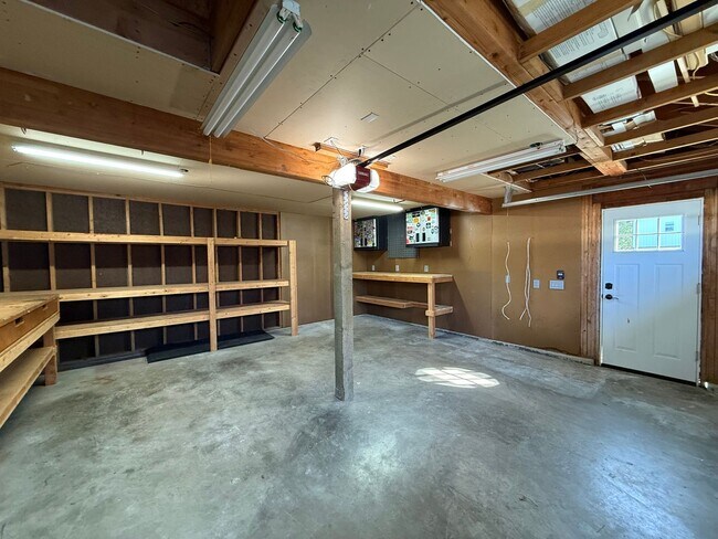 Building Photo - 15817 Lakeview Ave SE