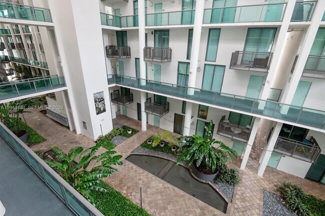 Building Photo - 6000 Collins Ave