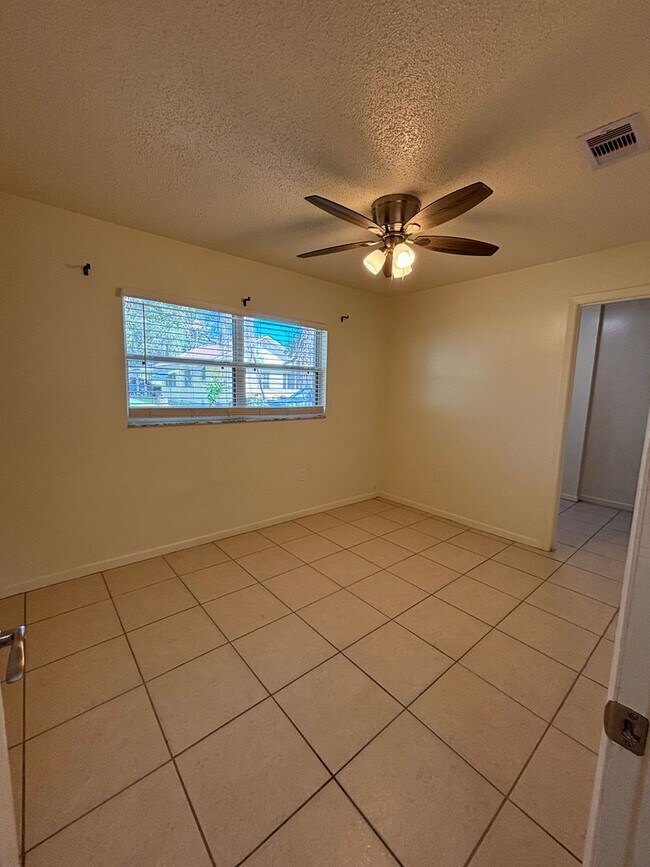 Building Photo - Leesburg Duplex
