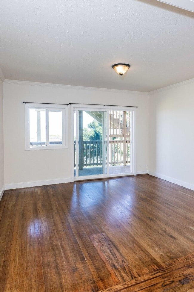 Building Photo - UPDATED, Spacious 1BR! DECK! STAINLESS APPLIANCES! HARDWOOD!