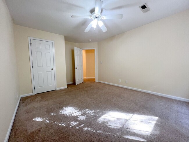 Building Photo - 528 Luxury Dr