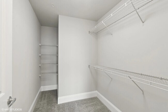 Building Photo - Luxury Meets Location – Prime 1 Bed Near H...
