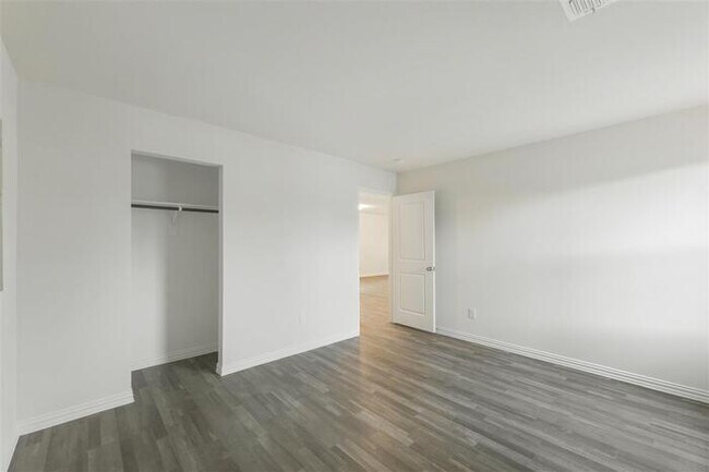 Building Photo - 218 Willowbrook Ave