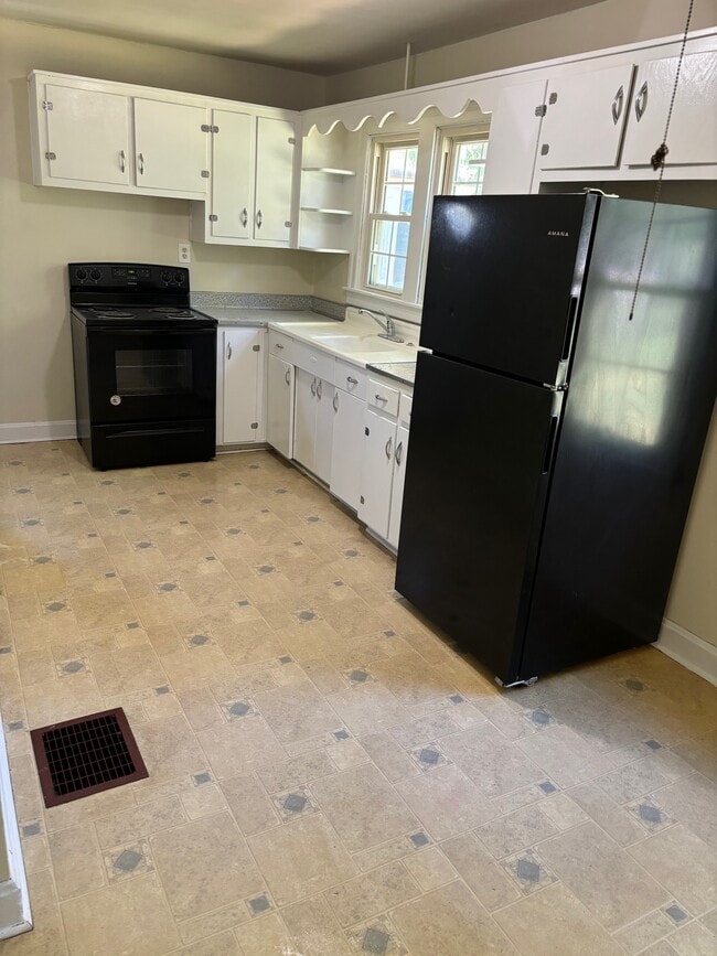 Building Photo - 114 S Center St