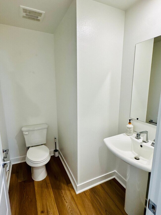 Building Photo - Gorgeous Three Bedroom Townhome For Rent i...