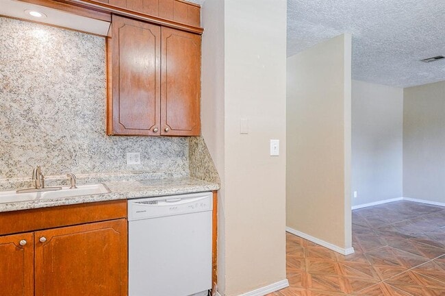 Building Photo - 1926 Cherokee Ln