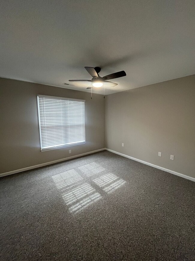 Building Photo - 19 Somersett Dr