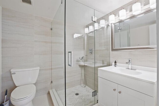 Building Photo - 1051 Hillsboro Mile