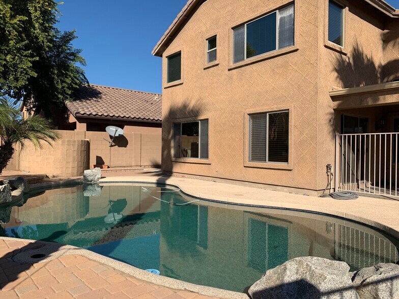 Spacious 4-bedroom, 2-bath home with soaring ceilings, gourmet kitchen, and a heated self-cleaning p - 16426 N 152nd Ln