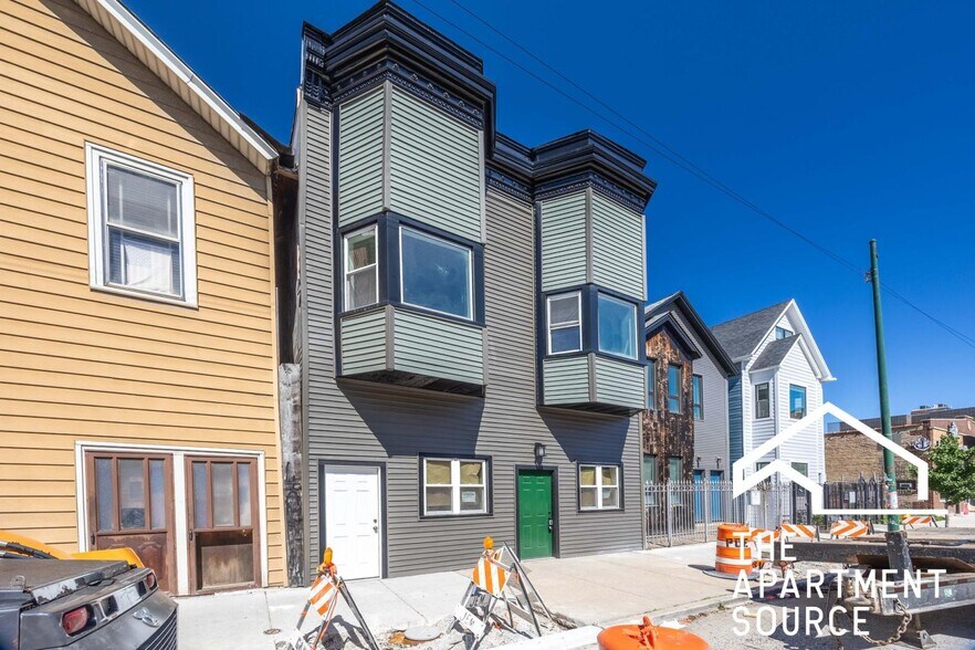 Building Photo - 1742 N California Ave