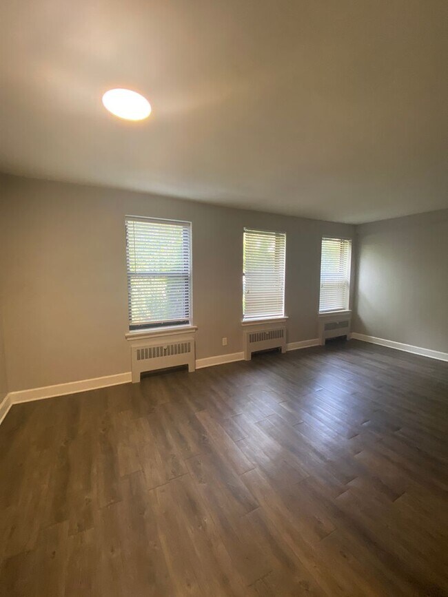 Building Photo - Updated Two Bed Two Bath Apt in Dogtown!