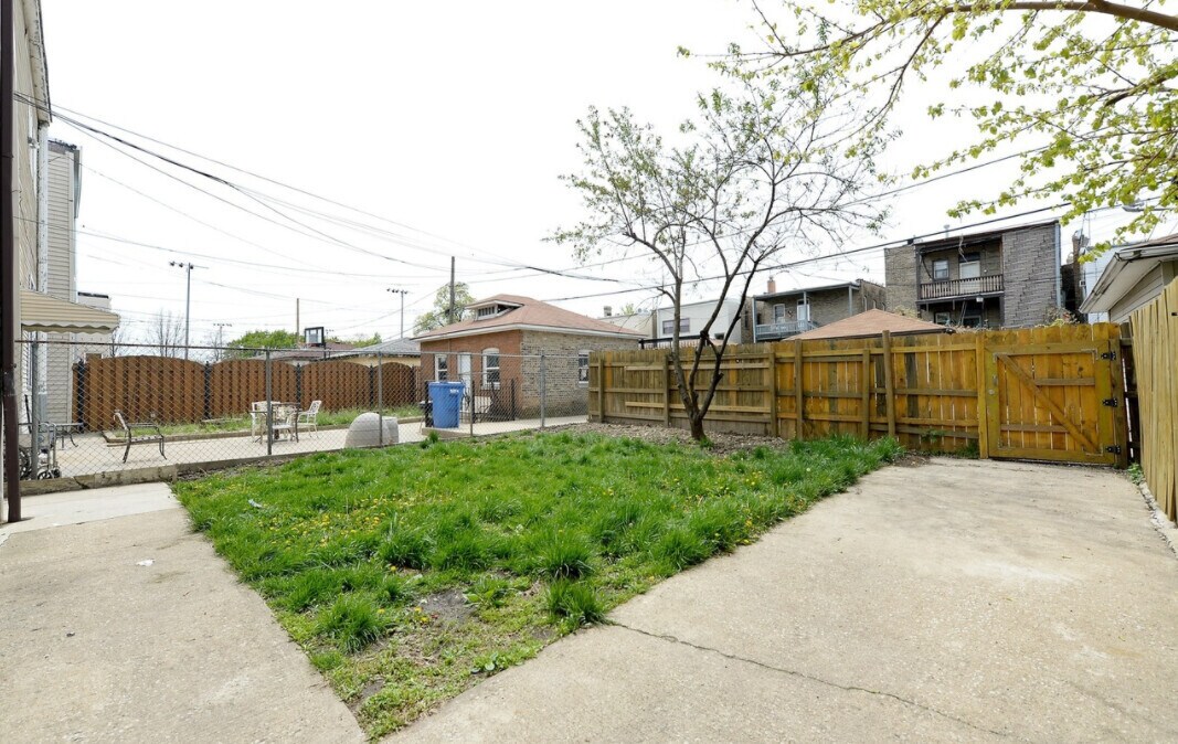 Building Photo - 2118 N Avers Ave