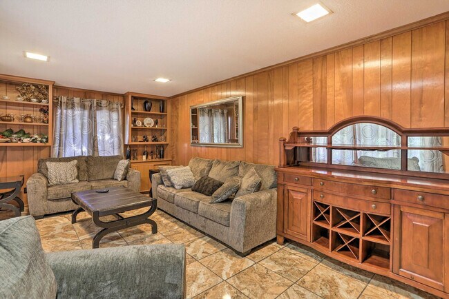 Primary Photo - 1960 Pinelawn Dr