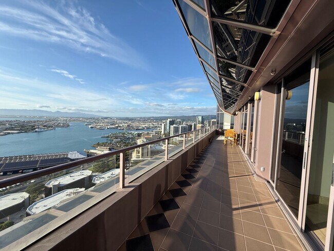 Building Photo - Luxurious 2 bed/2bath/2 parking Fully Furnished in One Waterfront Towers