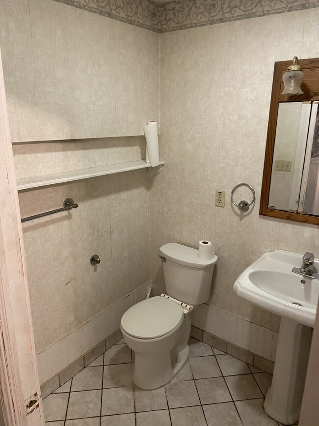 Building Photo - Large 2BR, 1-1/2 BA AVAILABLE NOW! Apply T...