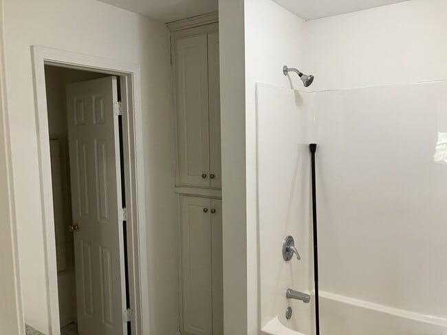 Building Photo - 114 W Shore Dr