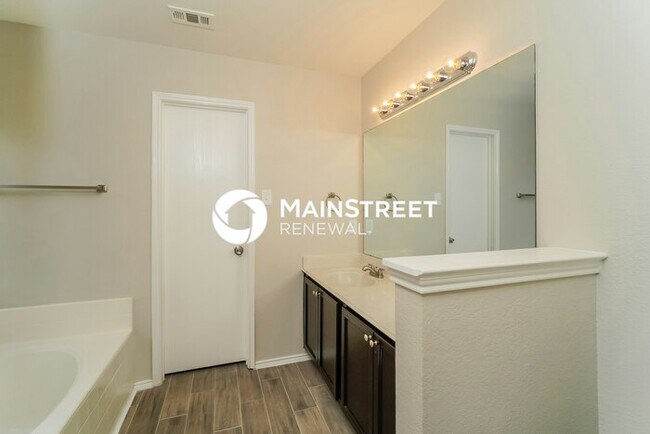 Building Photo - 4 Bedroom Pet-Friendly Home in Grand Prair...