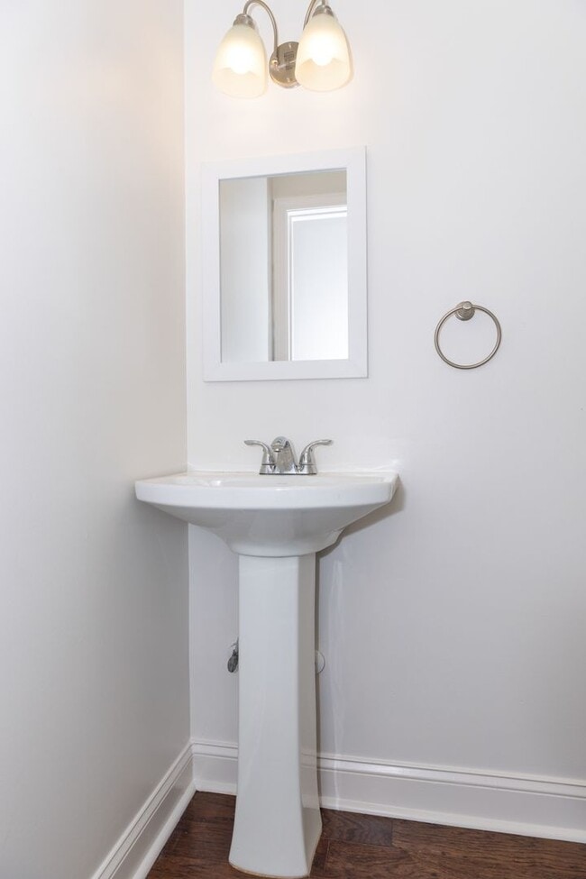 Building Photo - Spacious 4/3.5 w/ Master on Main and Fully...