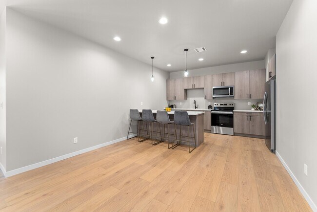 Building Photo - 517 Oxford Ave