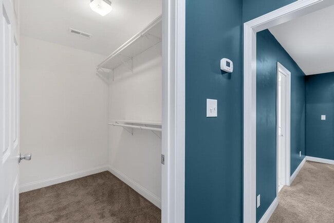 Building Photo - Large Ranch Home with 3BR/ 2 Bath with an Extra Bonus Room!