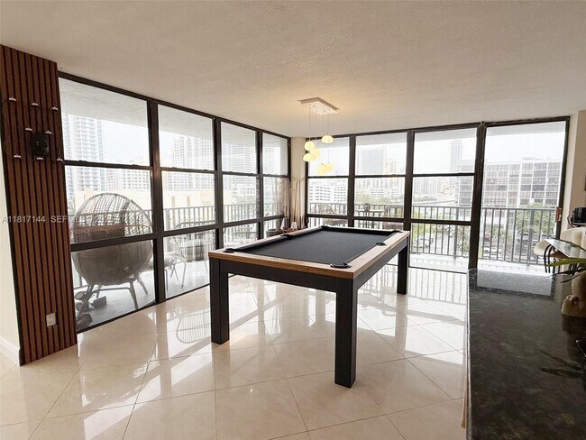 Building Photo - 800 Parkview Dr