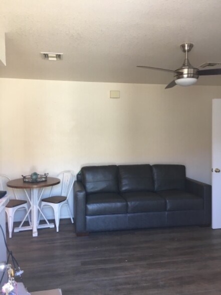 Building Photo - 1579 E Courtney Pl