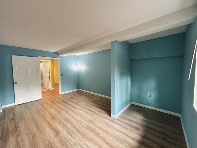Building Photo - Cozy, Conveniently Located Large One Bedroom Condo!
