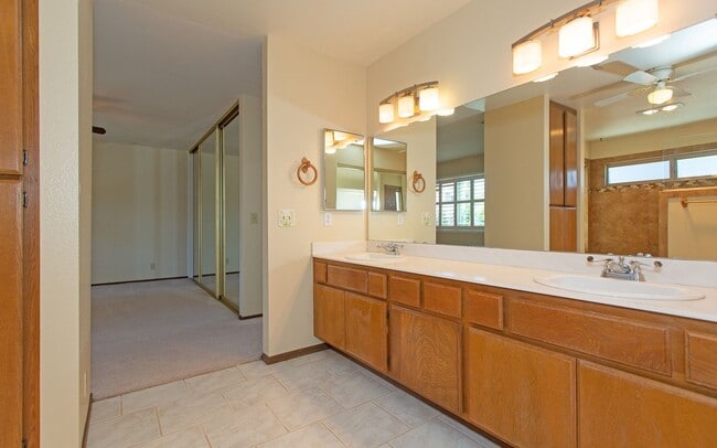 Building Photo - Charming 4 bedroom Home in Oceanside