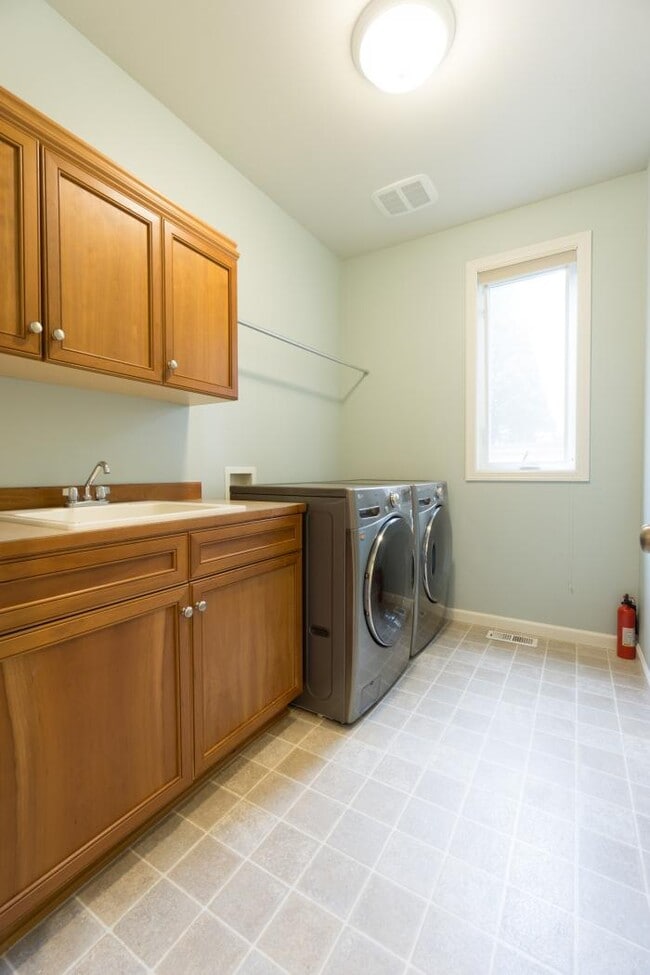 Building Photo - 4 bedroom in Kirkland WA 98033