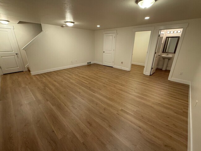 Building Photo - 15083 Gallant Dr