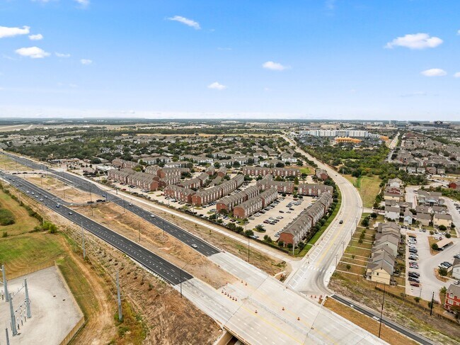 Building Photo - August 2026 Pre-Lease 4 bed Lakeridge - NO CARPET!