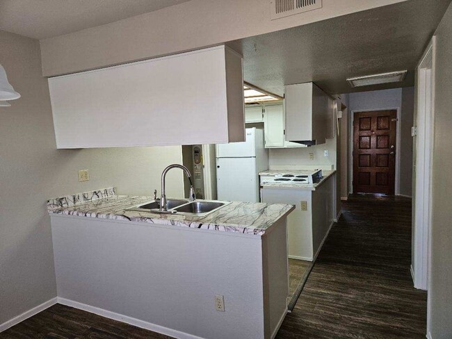 Building Photo - 19th Ave/Union Hills condo