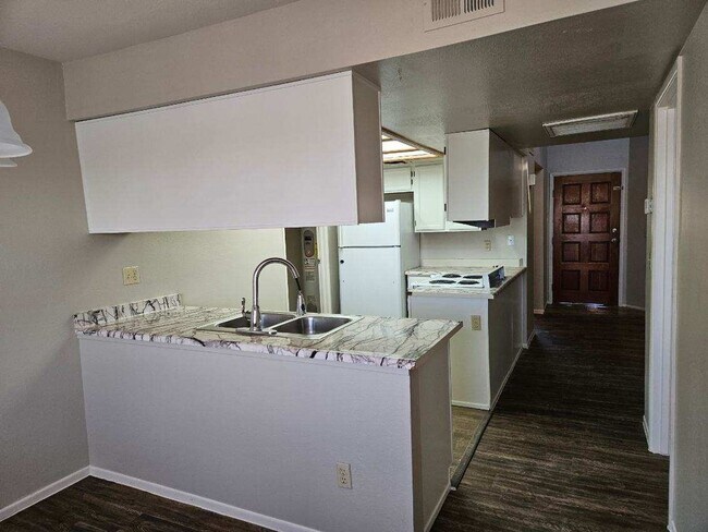 Building Photo - Fantastic 2bdrm condo Union Hills and 19th...