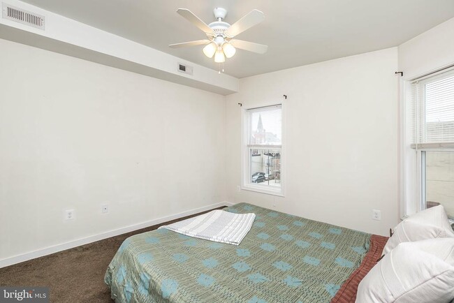 Building Photo - 910 S Charles St