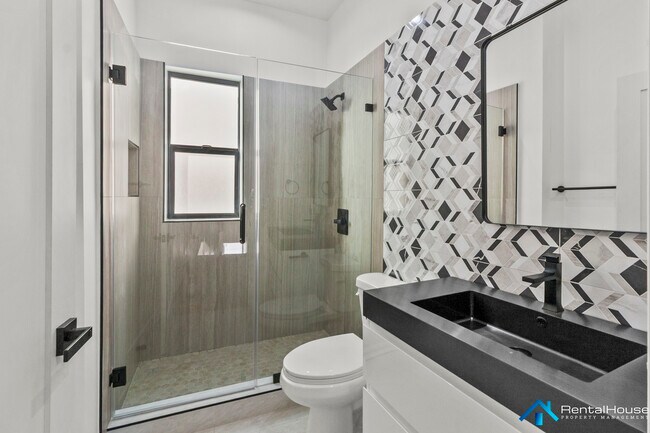 Building Photo - 2821-2822 Avenel St