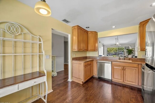 Building Photo - Charming 2 Bed 2 Bath Condo in Naples COMING SOON