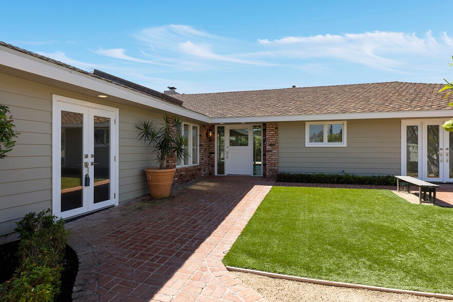 Building Photo - 1901 Altura Dr