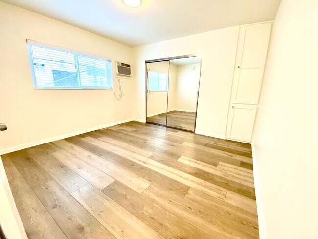 Building Photo - Beautifully Upgraded 1 Bedroom / 1 Bathroom Apartment Available Now!