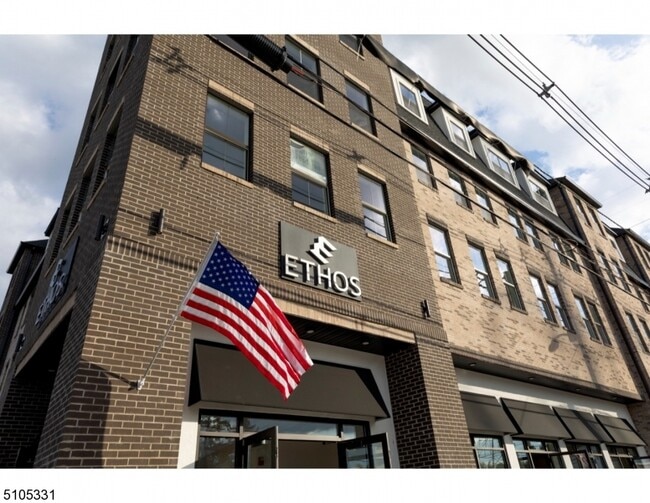 Building Photo - 558 Franklin Ave