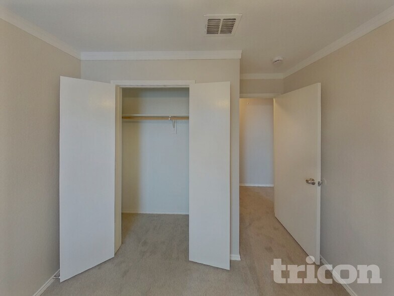 Building Photo - 1300 Pine Ln