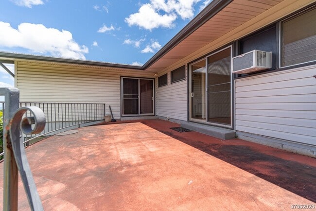 Building Photo - Rarely Available 3BA/2BA/2 Pkg SF in Aiea ...