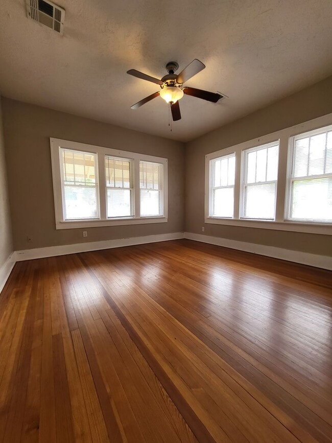 Building Photo - PRELEASING July 2024 - (3-4) Bed/(2) Bath ...
