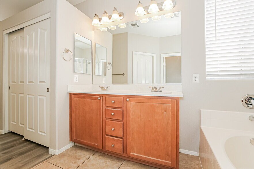 Building Photo - 8928 Brentwood Grove Ct