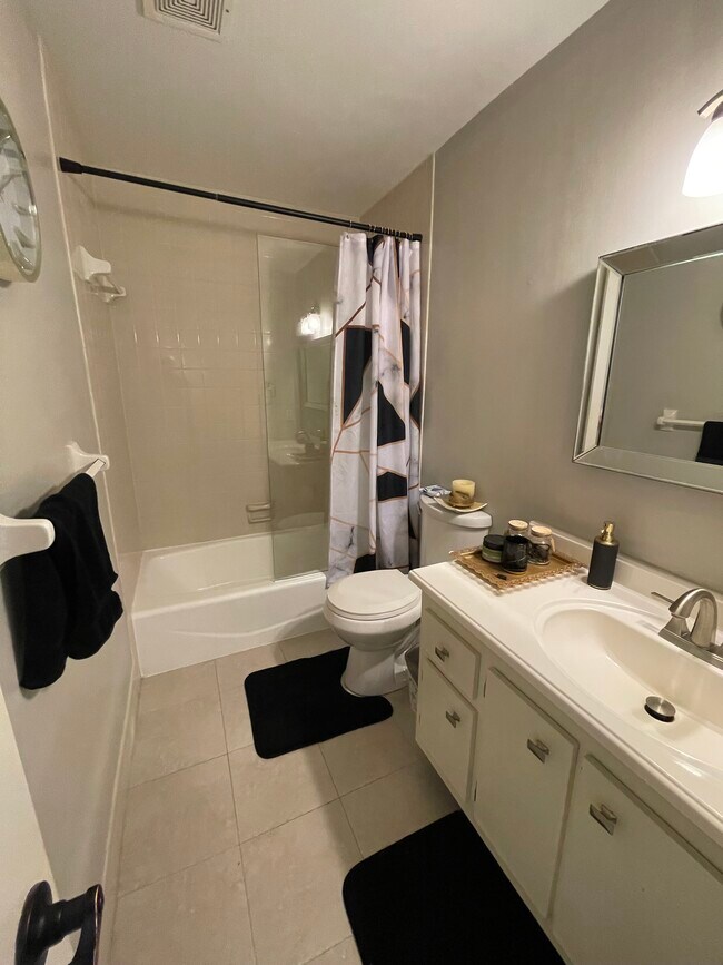 Building Photo - 6843 NW 29th Ave